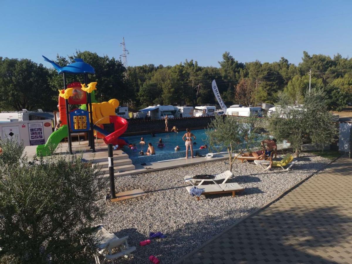 Mobile Home Katja Баньоле Екстериор снимка